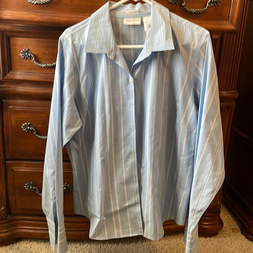 Women’s long sleeve button up. Liz Claiborne. Non iron.